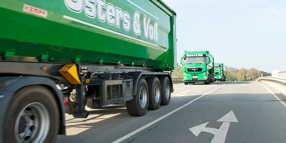 MAN-Sattelzugmaschinen mit 3-Achs-Stahl-Kippaufliegern von Kempf mit 50 m³ Ladevolumen