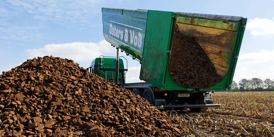 Scania-Sattelzugmaschine mit 3-Achs-Stahl-Muldenkipper von Kempf mit 50 m³ Ladevolumen zum Transport von Klärschlamm, Abfällen, Schrott